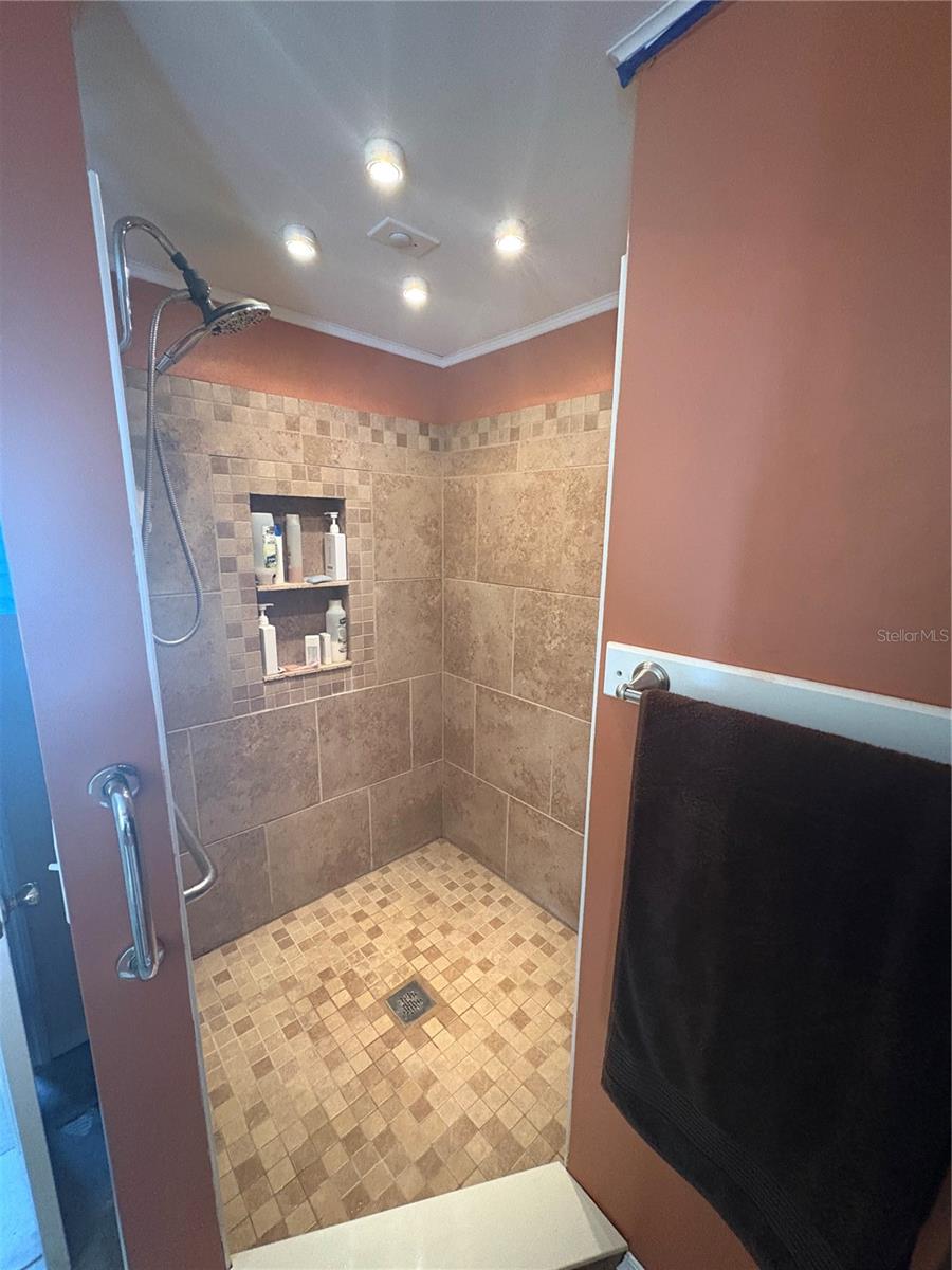 Image 16 of 40 For 12766 Seminole Boulevard 44