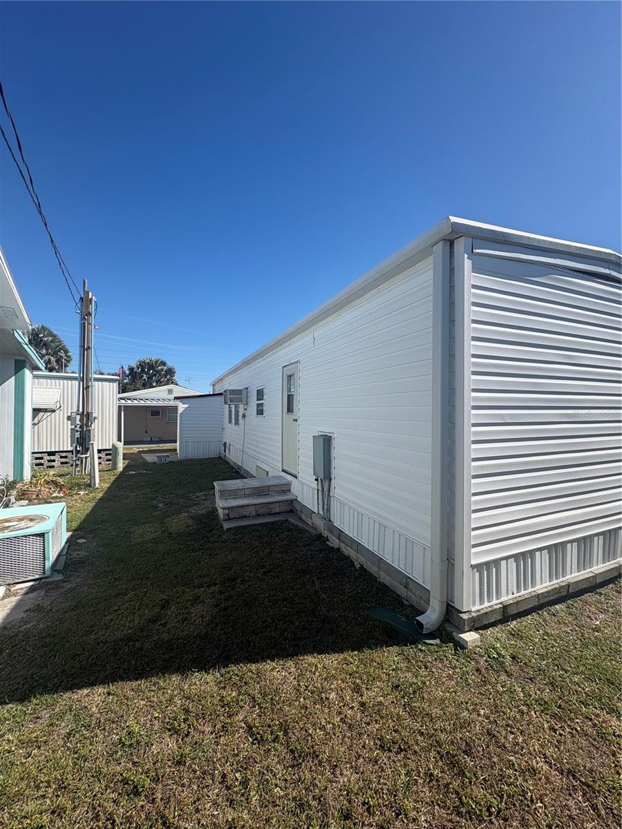 Image 24 of 40 For 12766 Seminole Boulevard 44