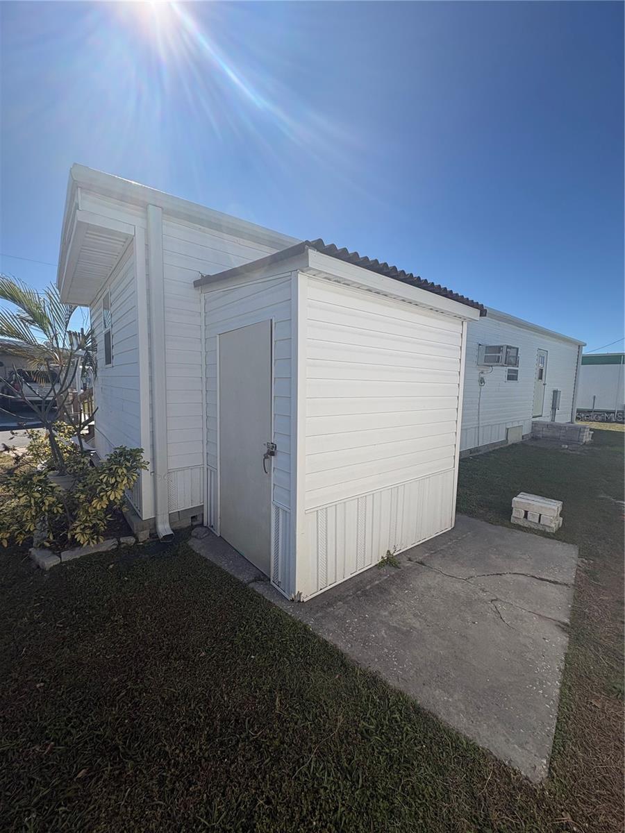 Image 25 of 40 For 12766 Seminole Boulevard 44