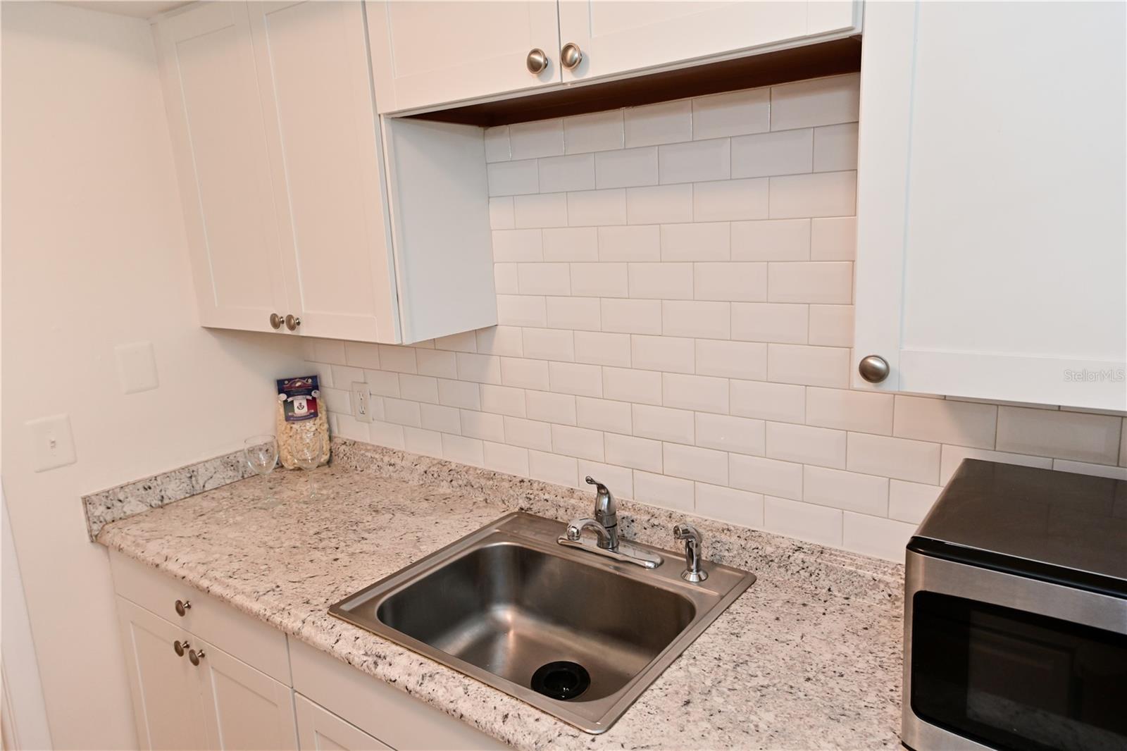 Listing photo id 8 for 1433 Belcher Road E4