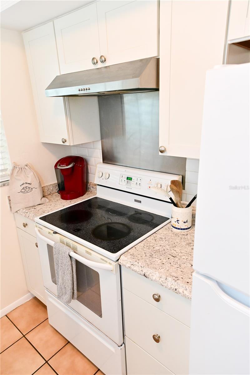 Listing photo id 9 for 1433 Belcher Road E4