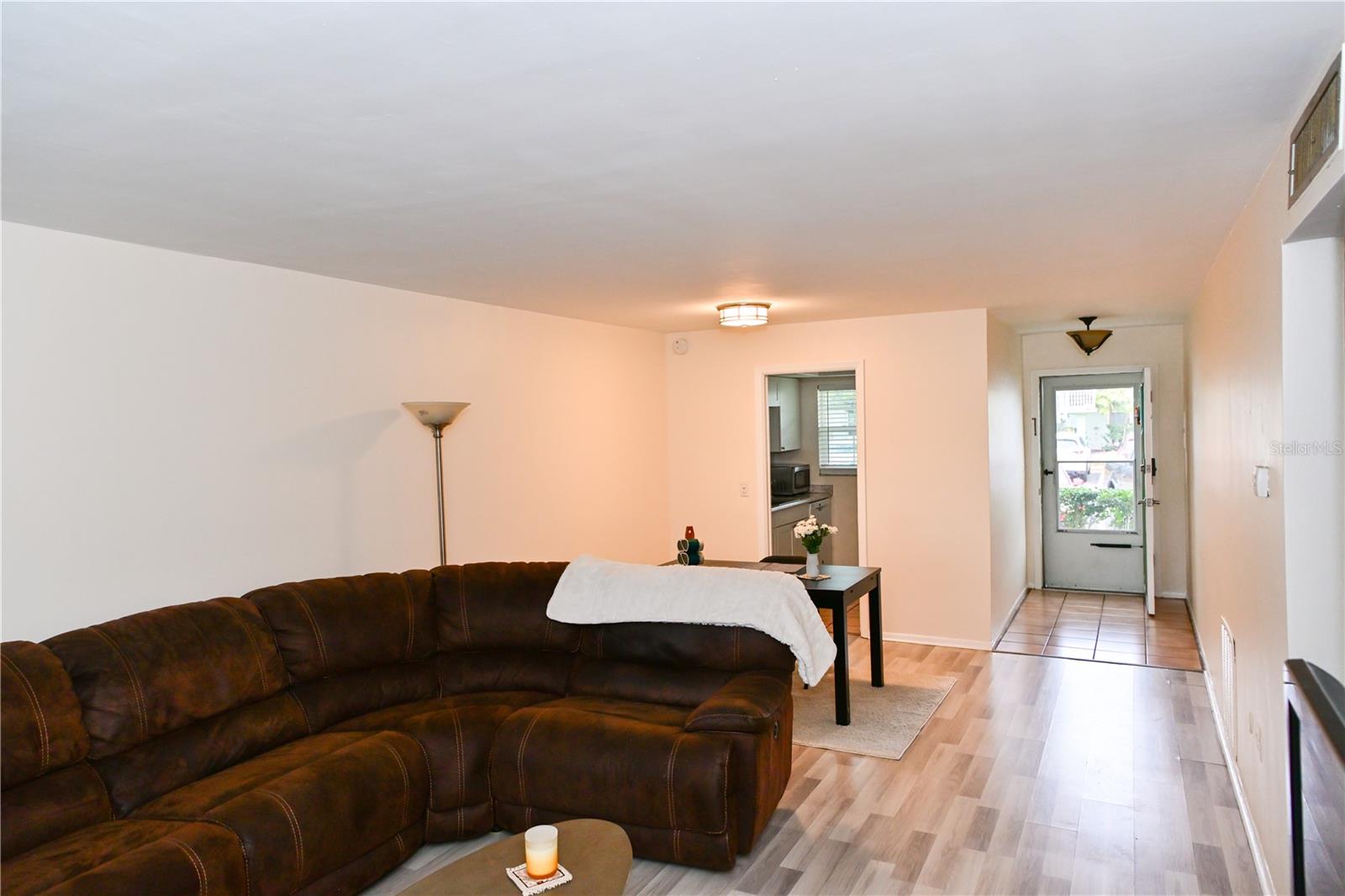 Listing photo id 2 for 1433 Belcher Road E4