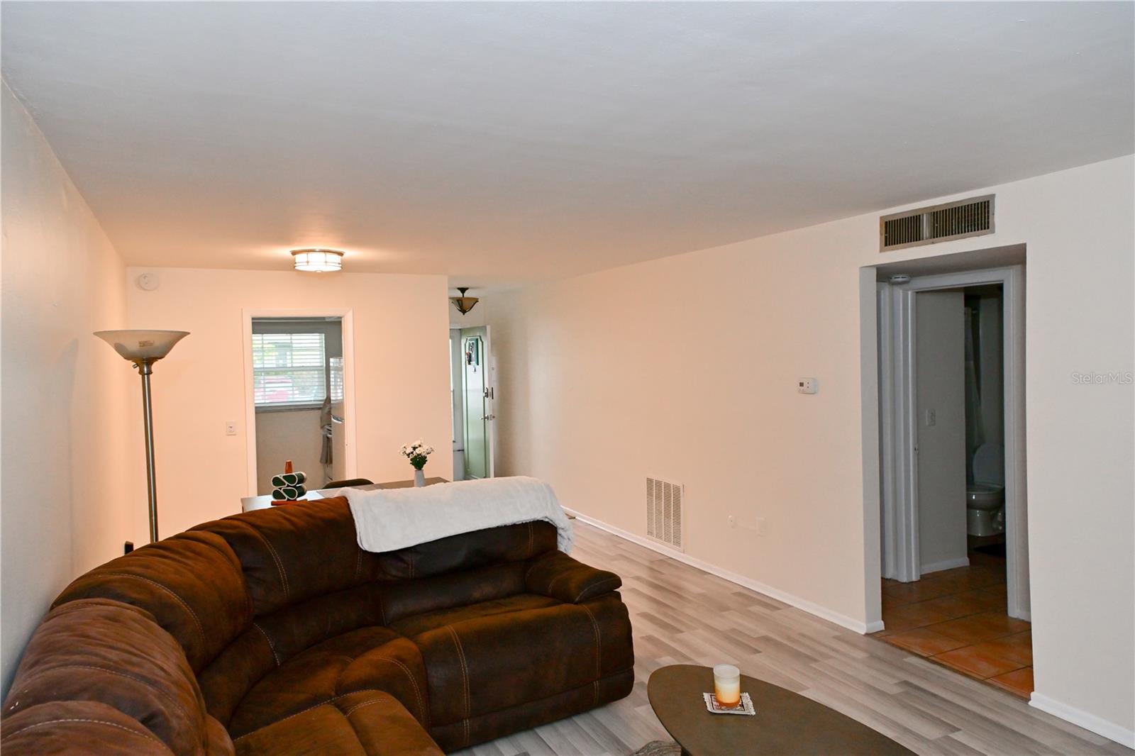 Listing photo id 3 for 1433 Belcher Road E4