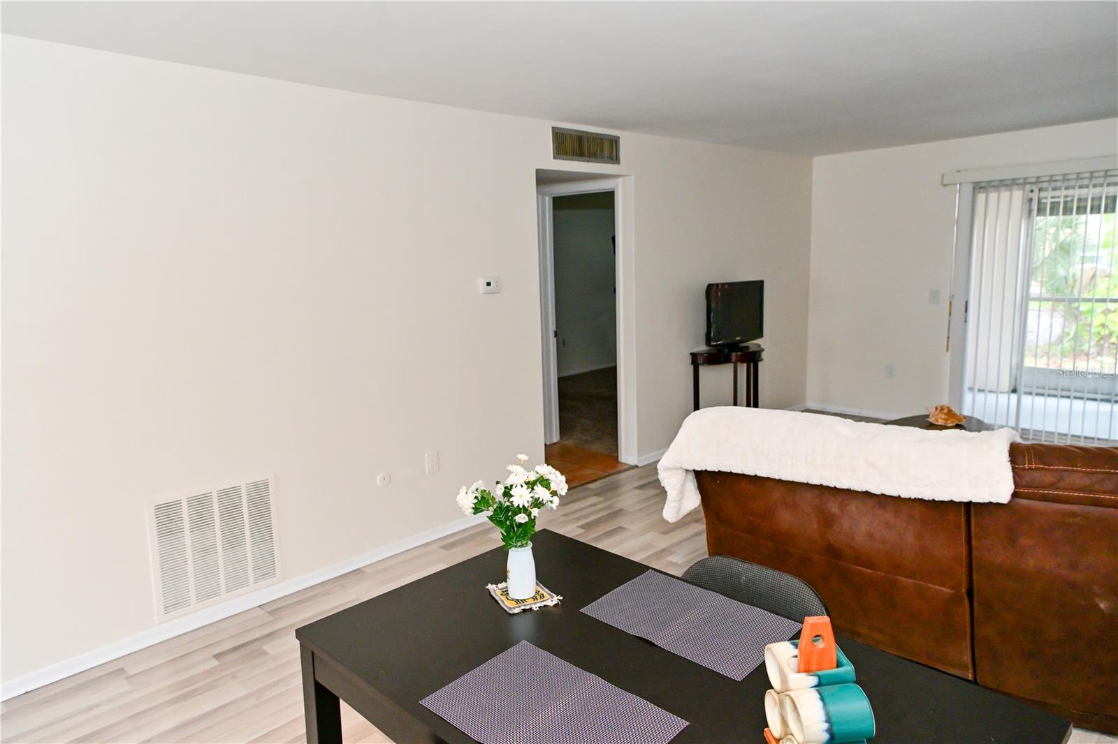 Listing photo id 4 for 1433 Belcher Road E4