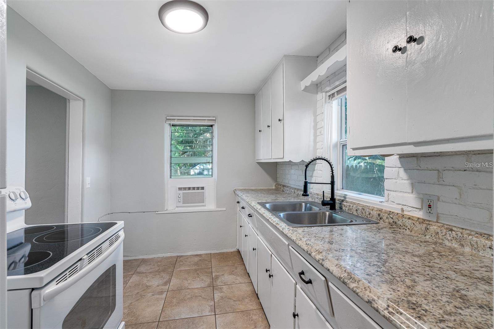 Listing photo id 5 for 835 35th Avenue S