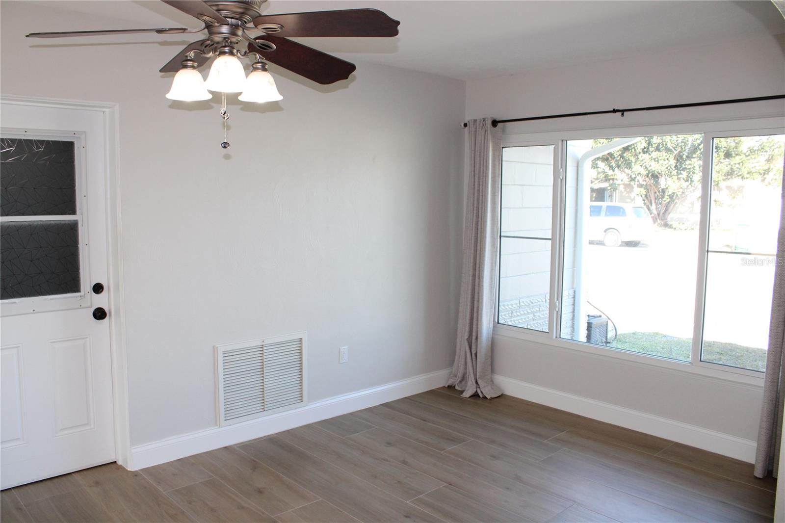 Image 10 of 27 For 5984 47th Avenue N