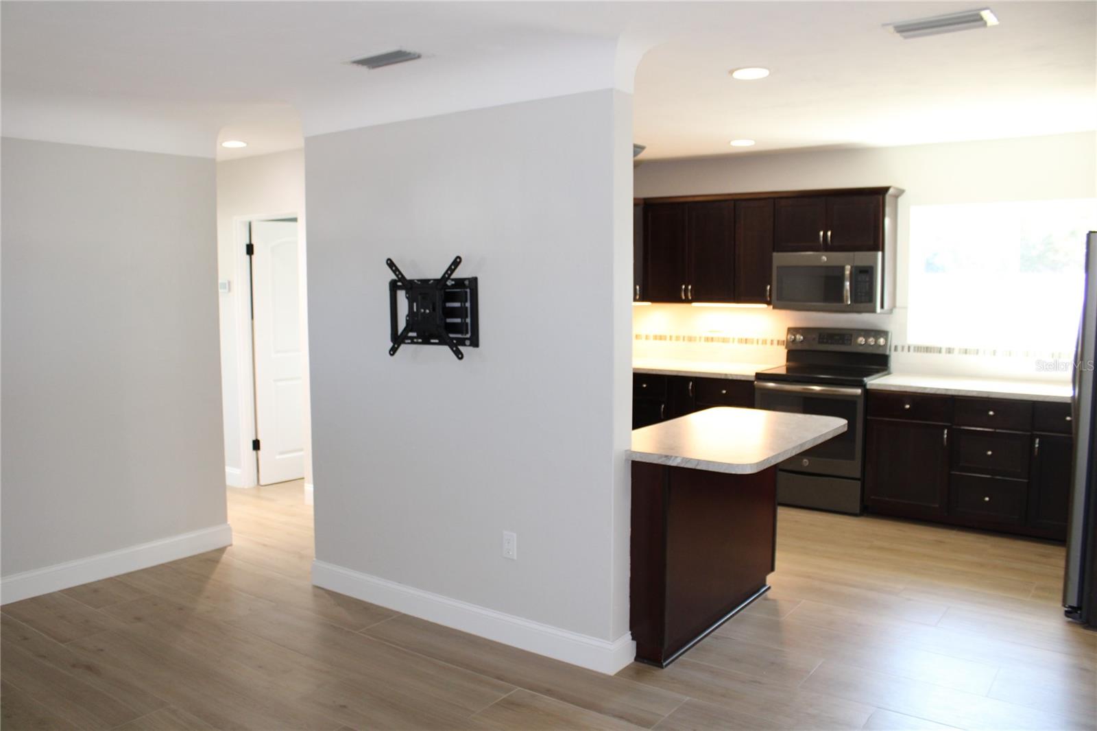 Image 3 of 27 For 5984 47th Avenue N