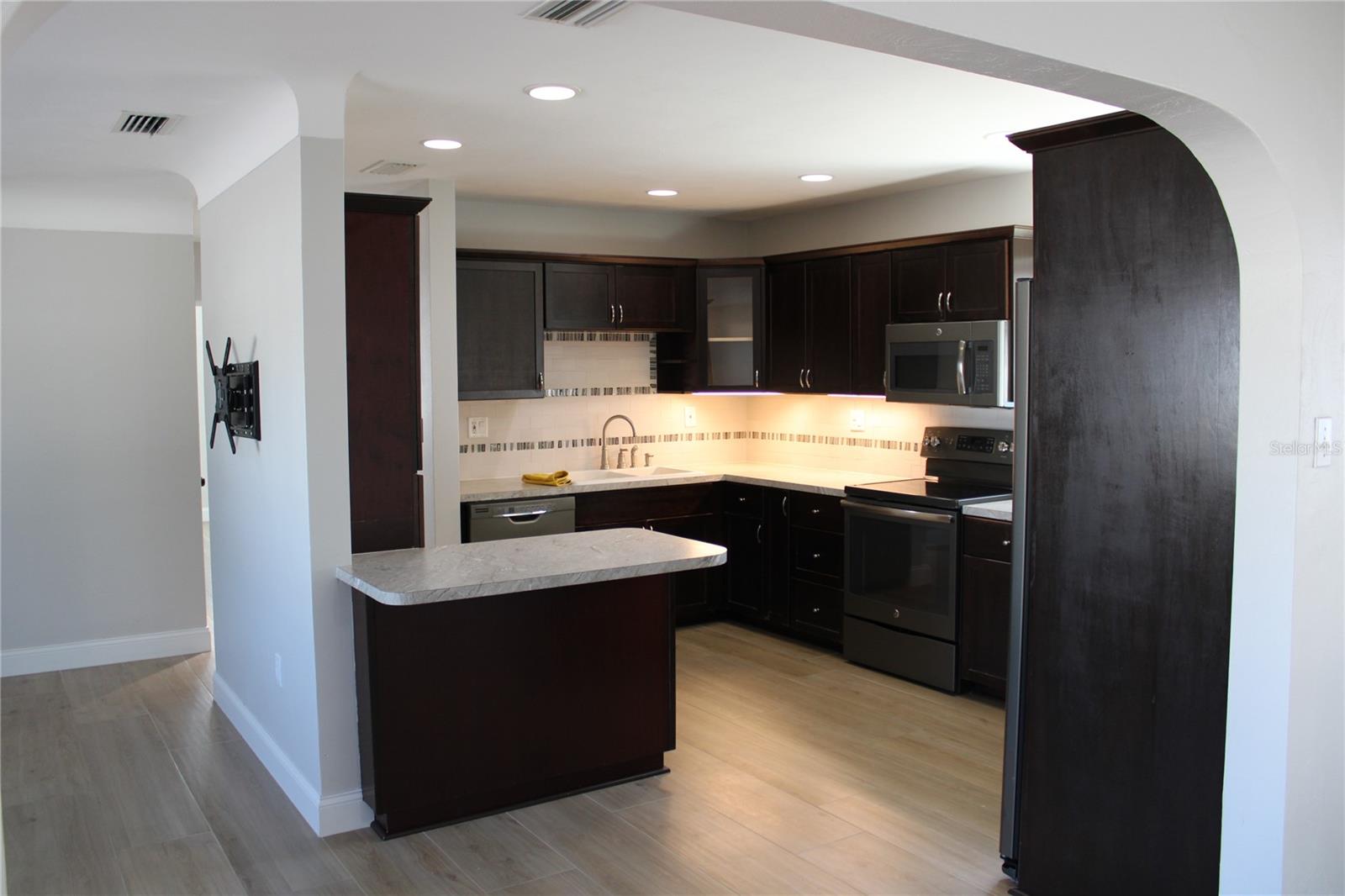 Image 4 of 27 For 5984 47th Avenue N