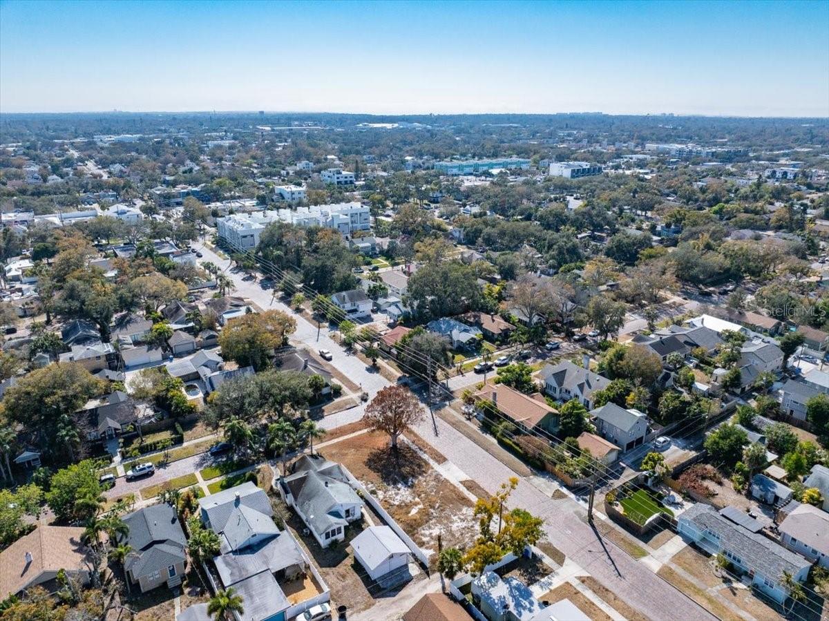 Listing photo id 8 for 2555 Burlington Avenue N