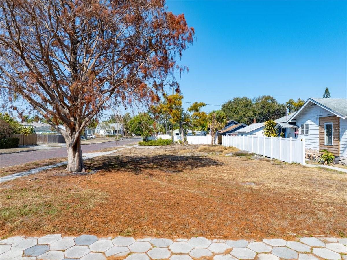 Listing photo id 10 for 2555 Burlington Avenue N