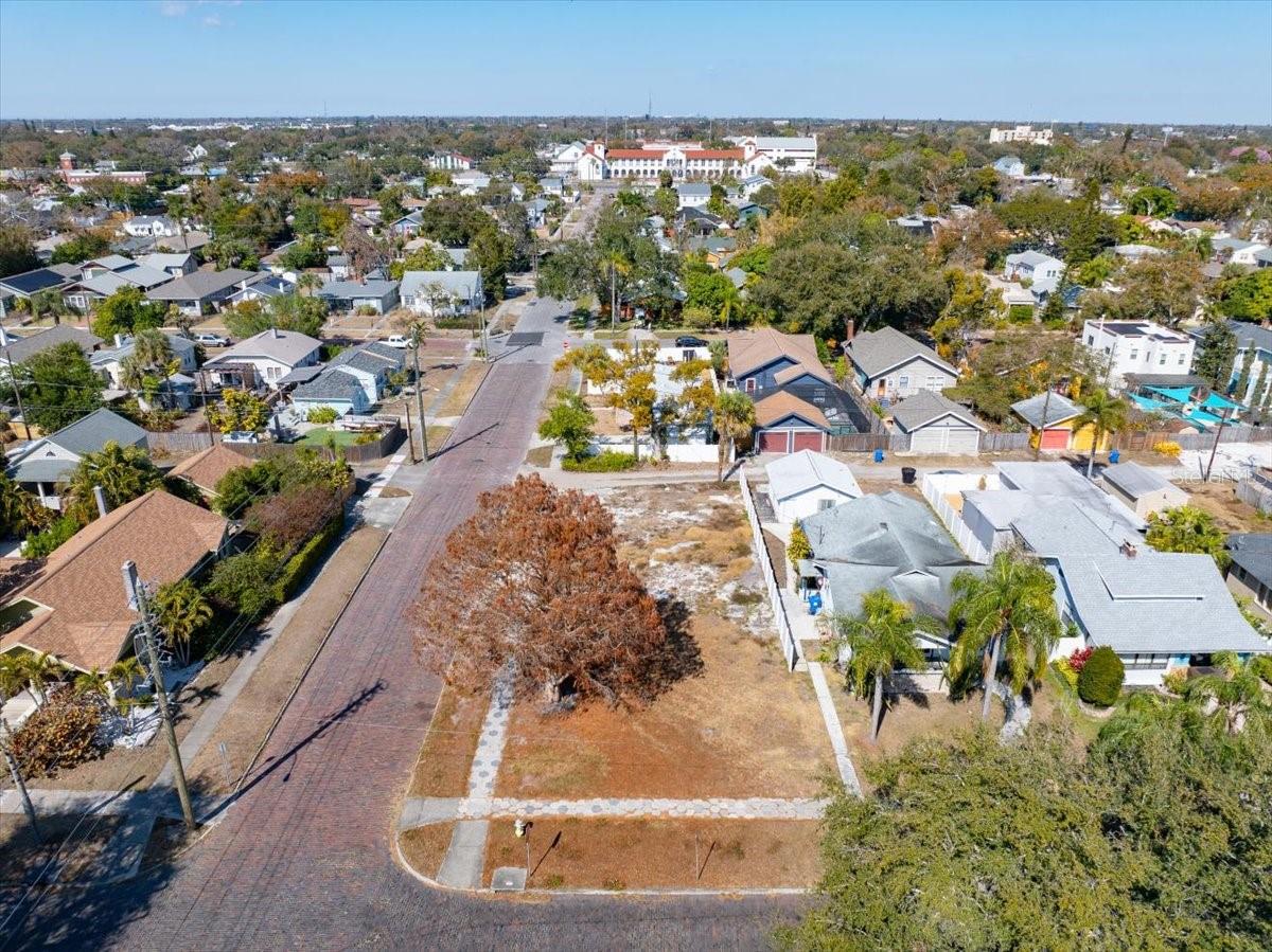 Listing photo id 11 for 2555 Burlington Avenue N