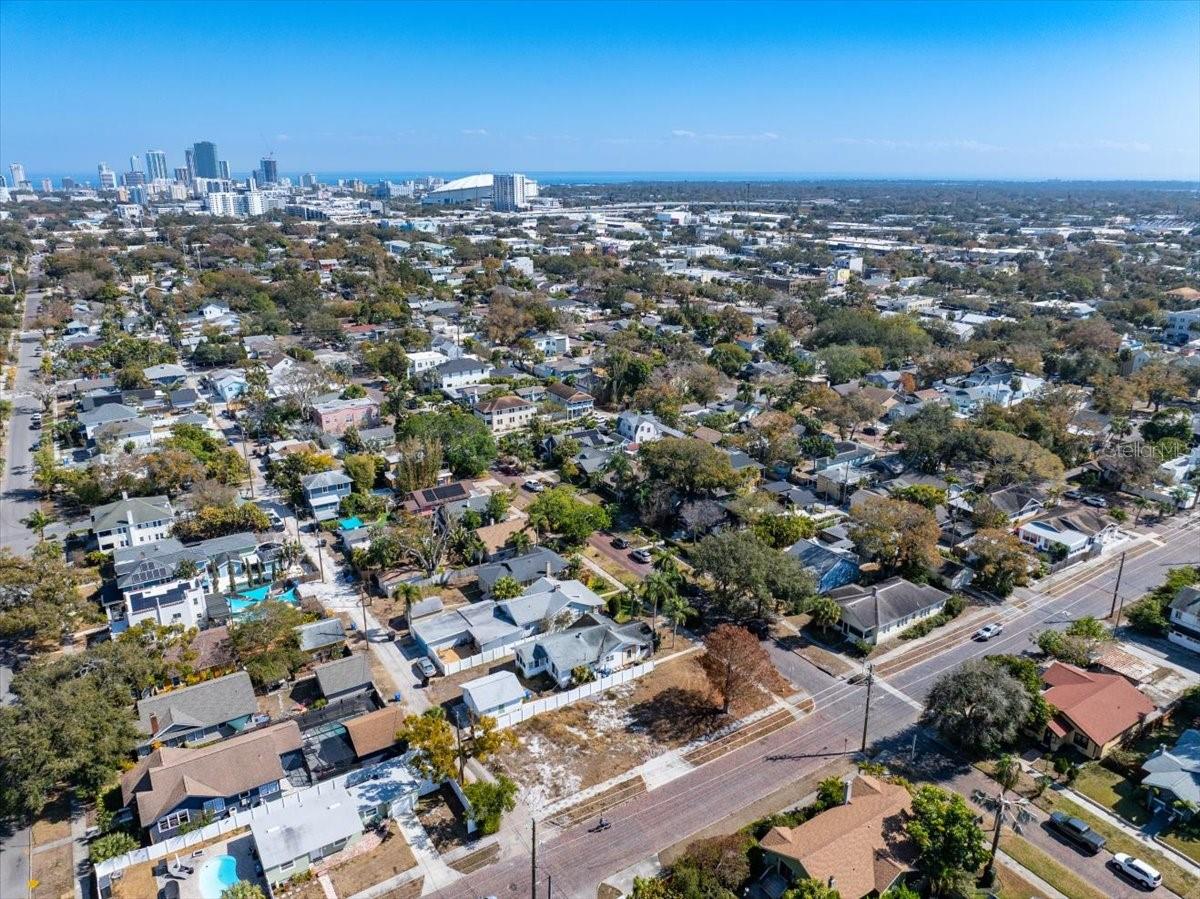 Listing photo id 12 for 2555 Burlington Avenue N