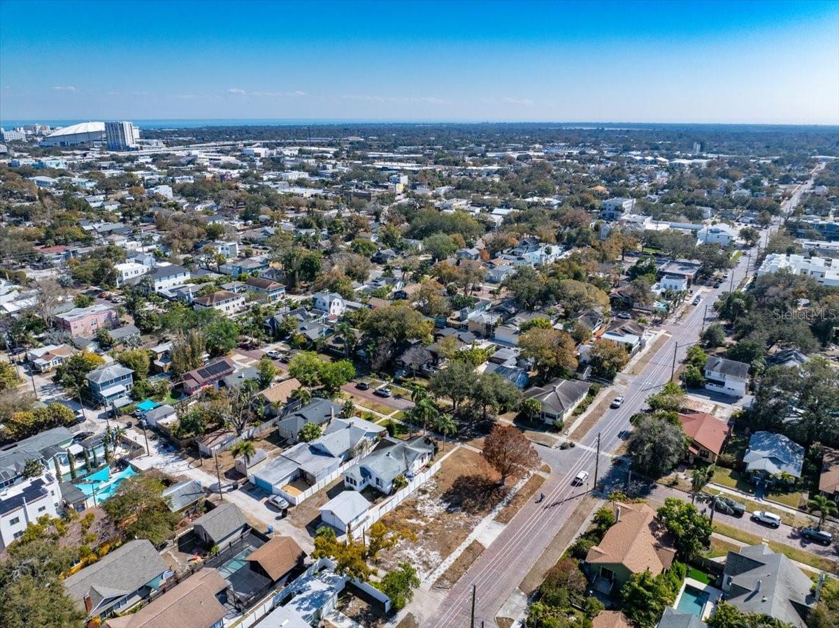 Listing photo id 13 for 2555 Burlington Avenue N