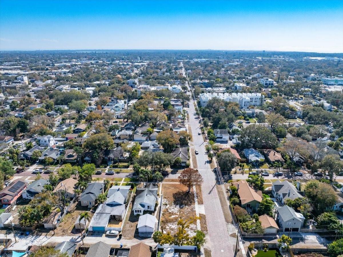 Listing photo id 14 for 2555 Burlington Avenue N