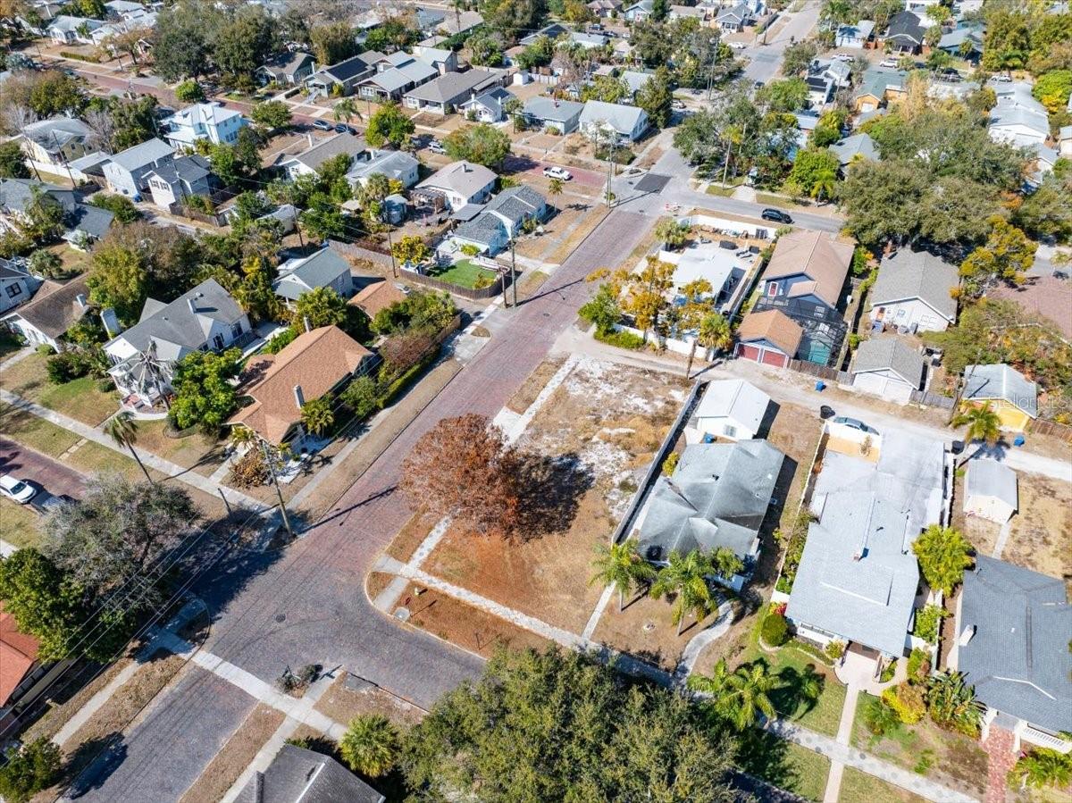 Listing photo id 15 for 2555 Burlington Avenue N