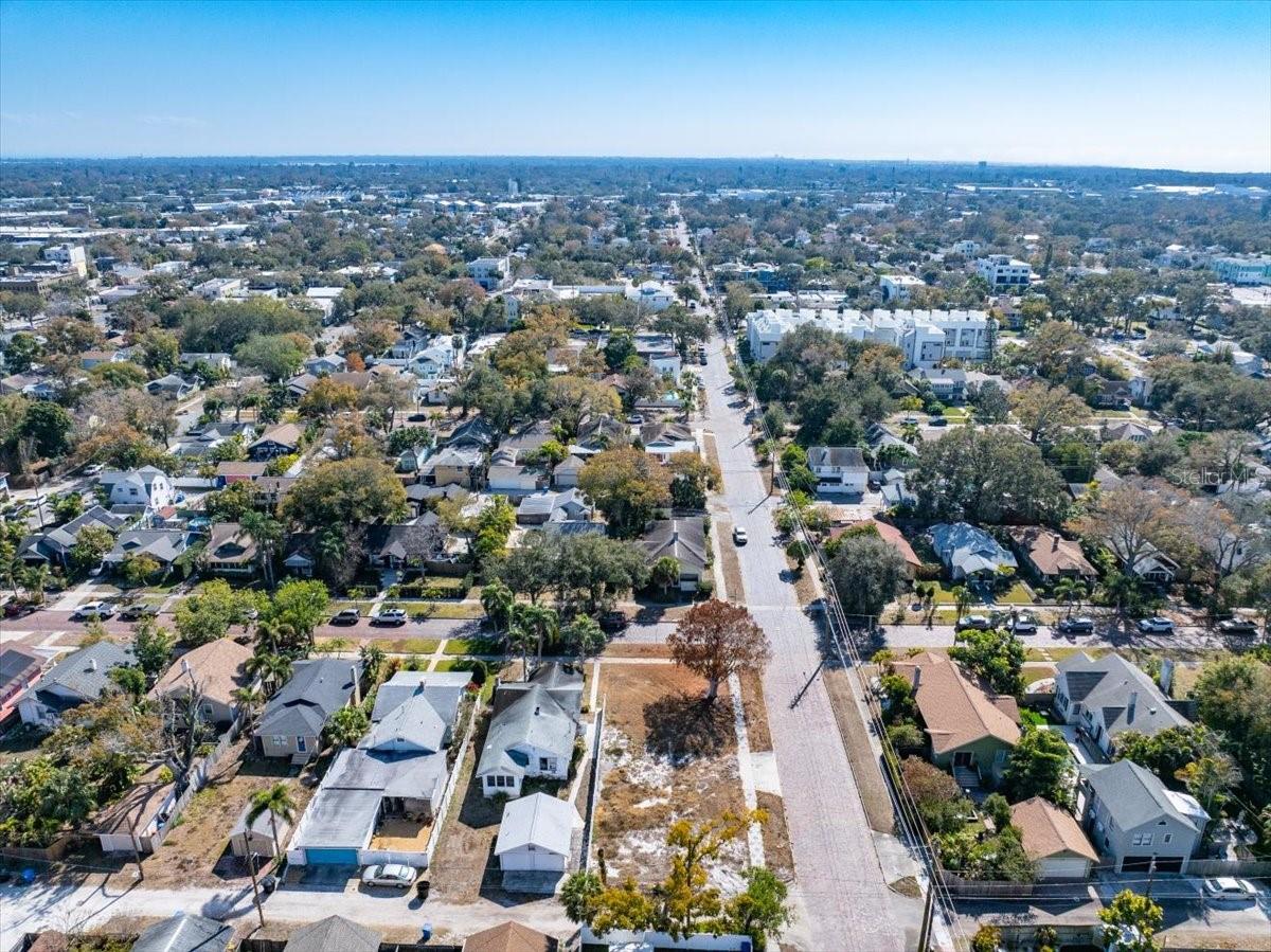 Listing photo id 16 for 2555 Burlington Avenue N