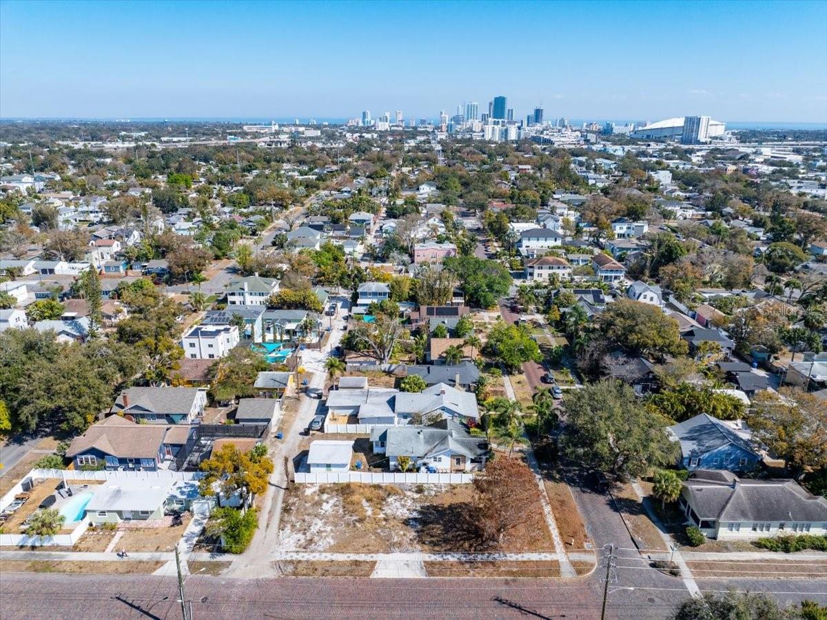 Listing photo id 2 for 2555 Burlington Avenue N