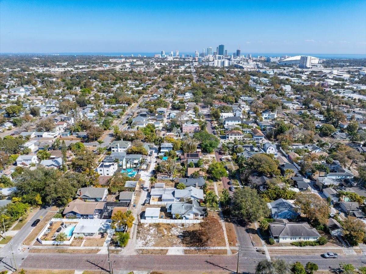 Listing photo id 3 for 2555 Burlington Avenue N