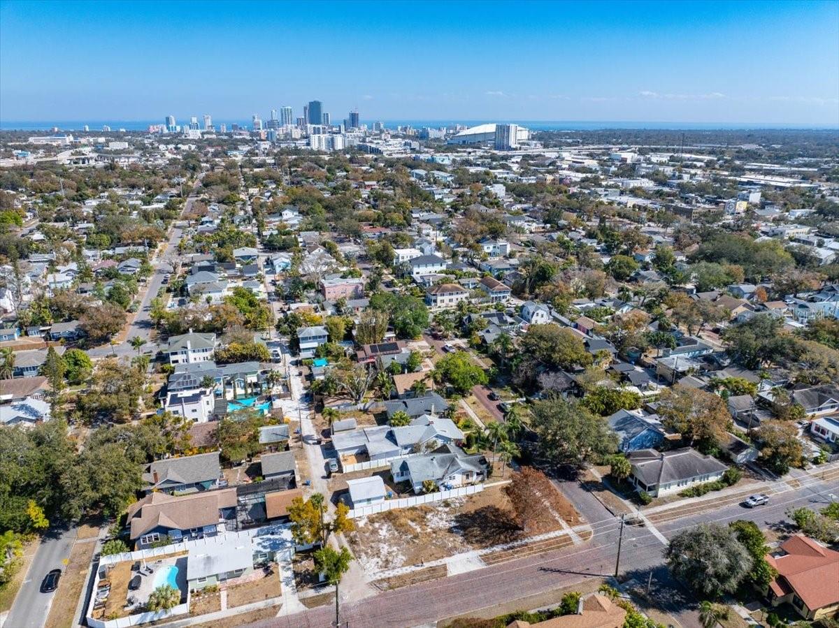 Listing photo id 4 for 2555 Burlington Avenue N