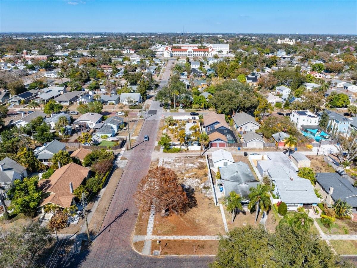 Listing photo id 6 for 2555 Burlington Avenue N