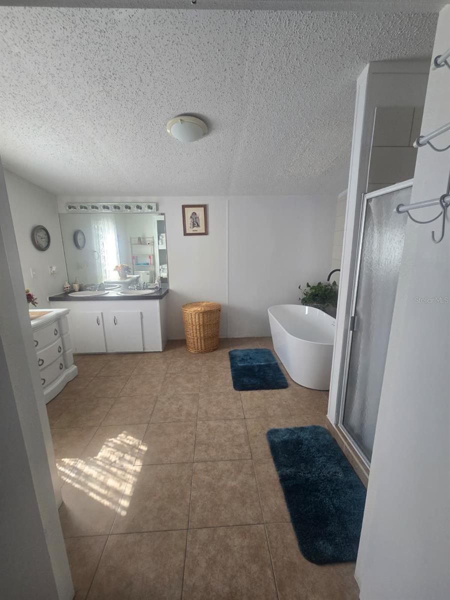 Listing photo id 42 for 6106 Mangrove Drive