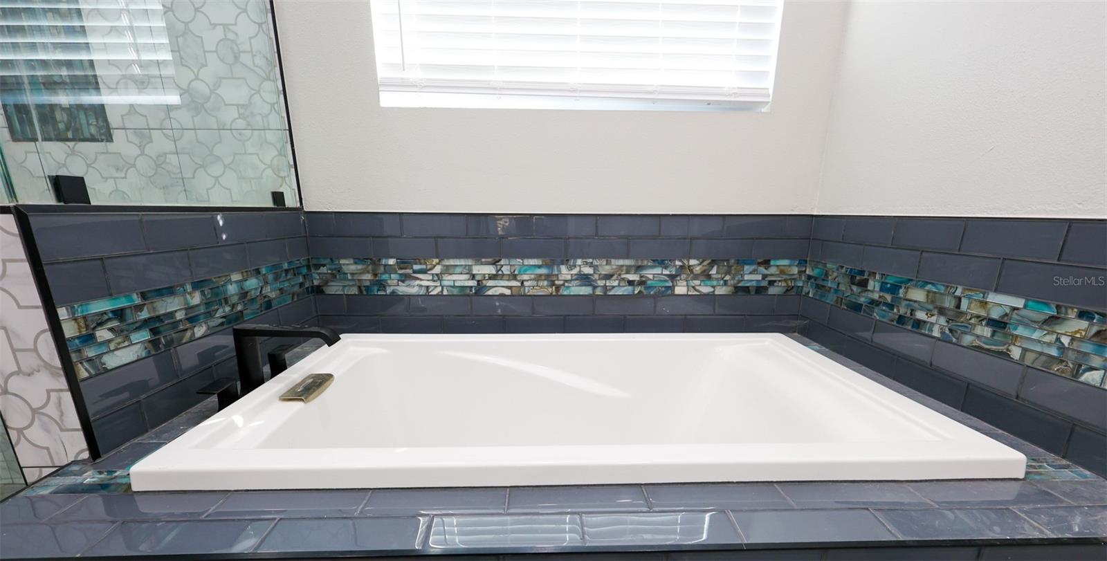 Listing photo id 18 for 7070 63rd Street N