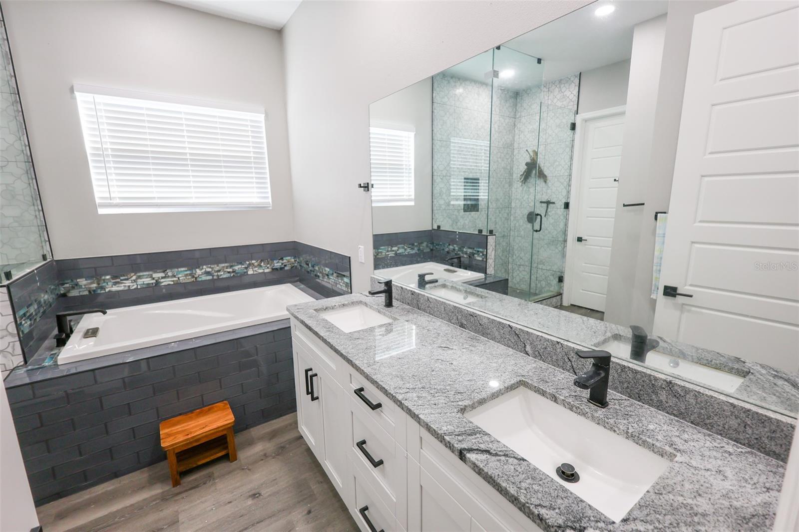 Listing photo id 19 for 7070 63rd Street N