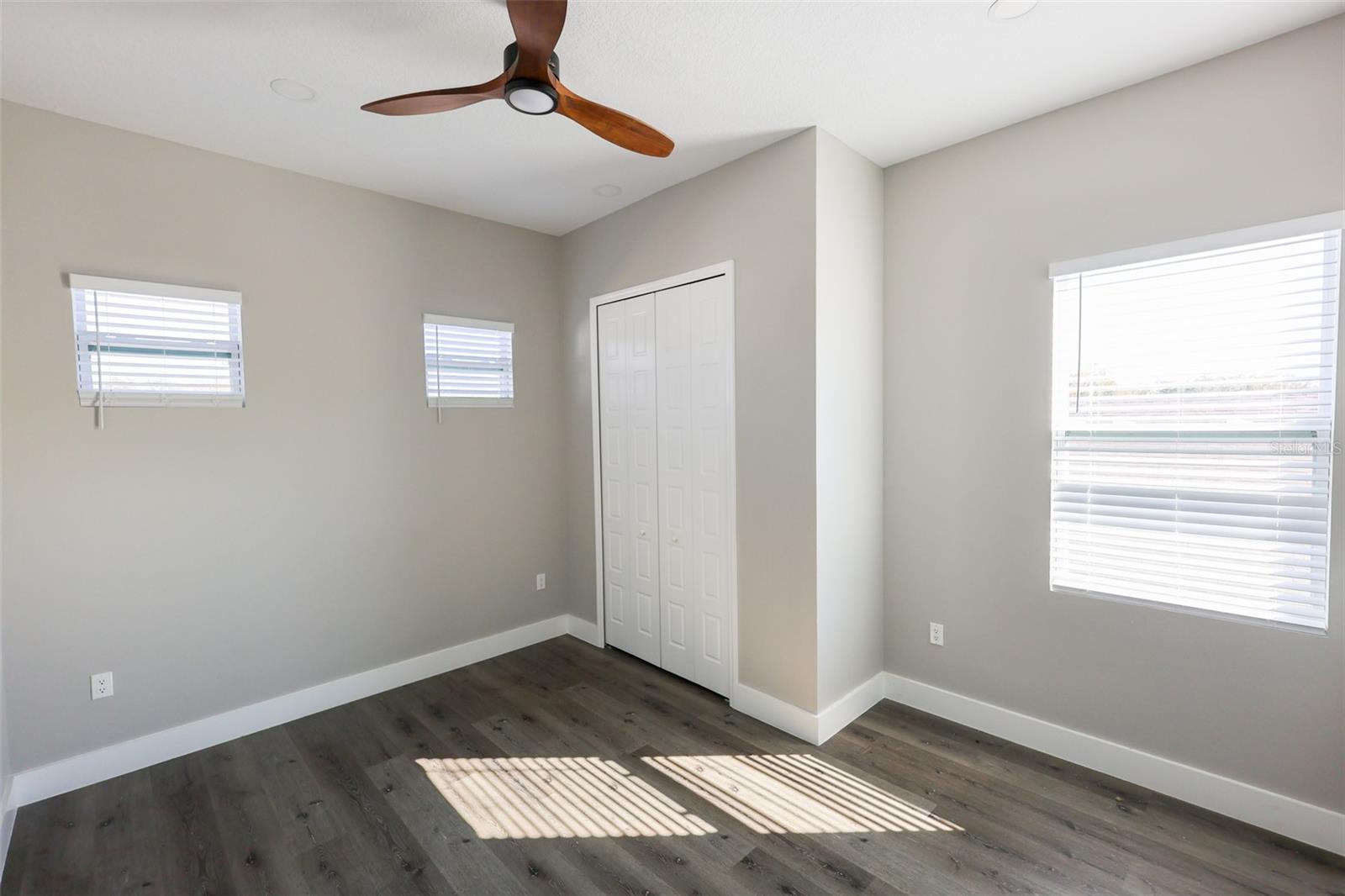 Listing photo id 23 for 7070 63rd Street N