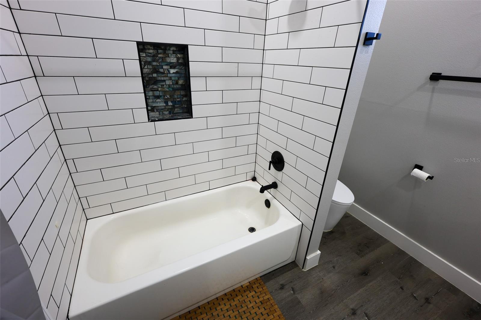 Listing photo id 26 for 7070 63rd Street N