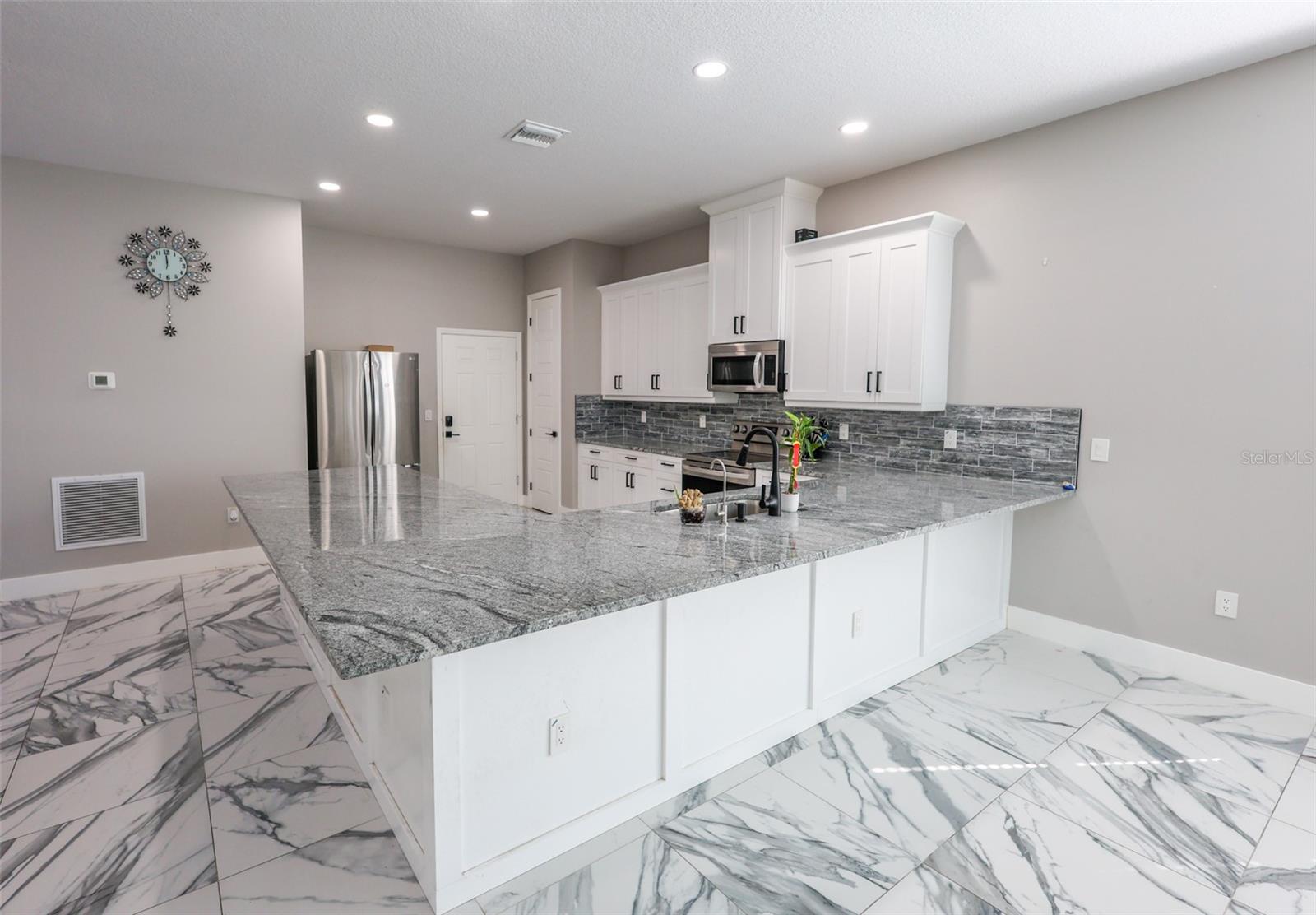 Listing photo id 4 for 7070 63rd Street N