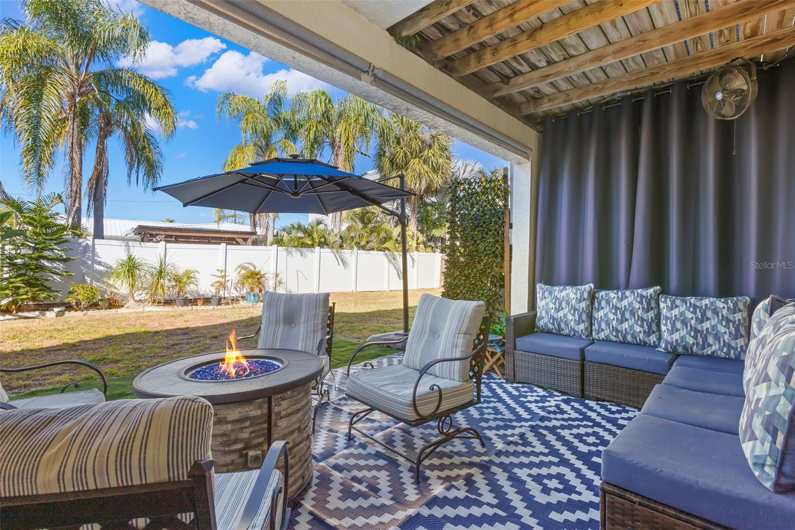 Listing photo id 12 for 2394 Hanover Drive