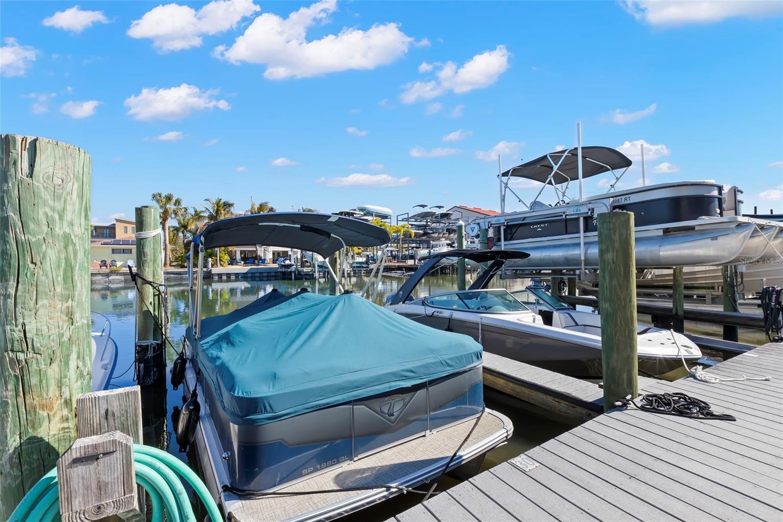 Listing photo id 1 for 2394 Hanover Drive