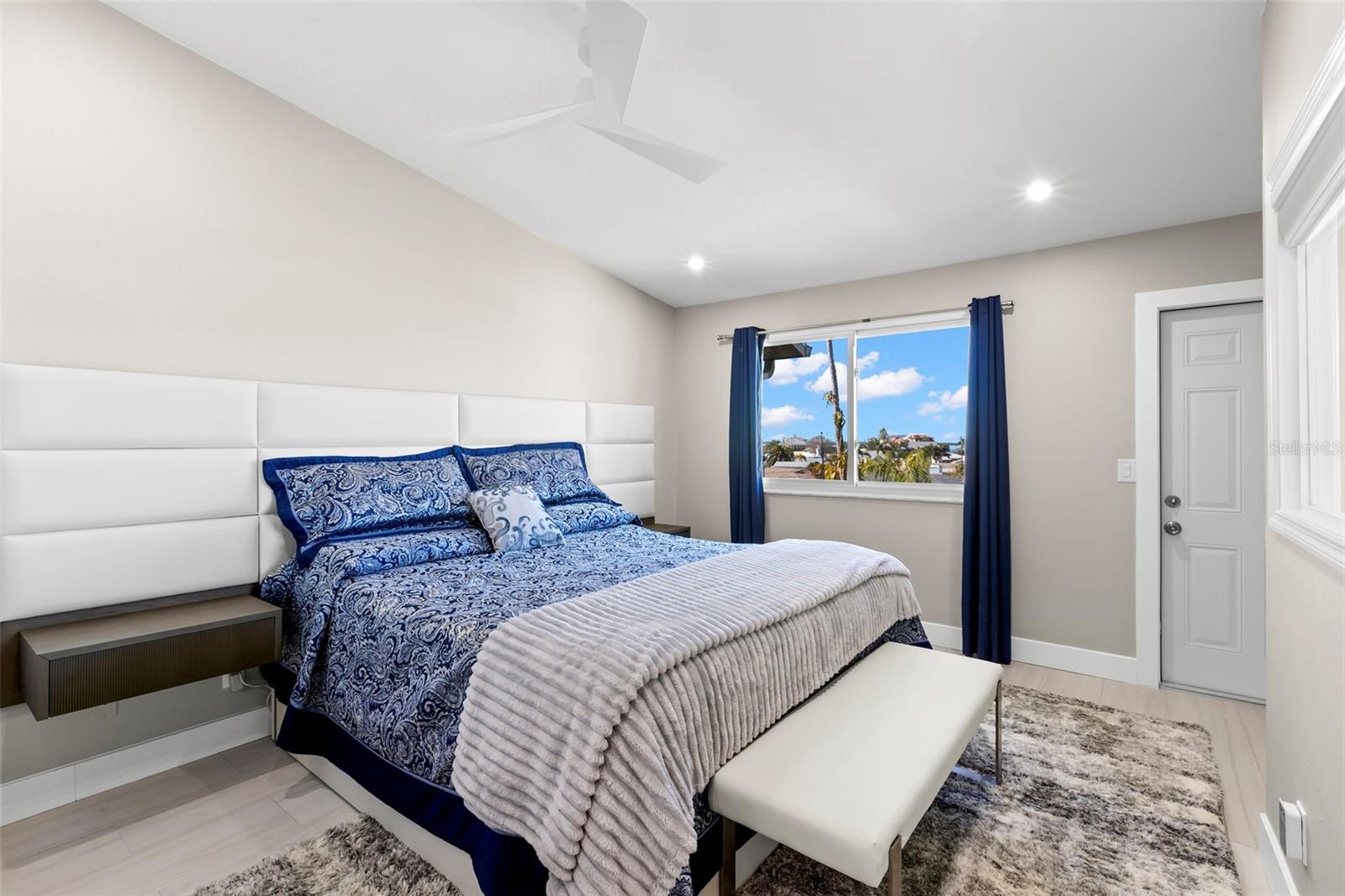 Listing photo id 34 for 2394 Hanover Drive