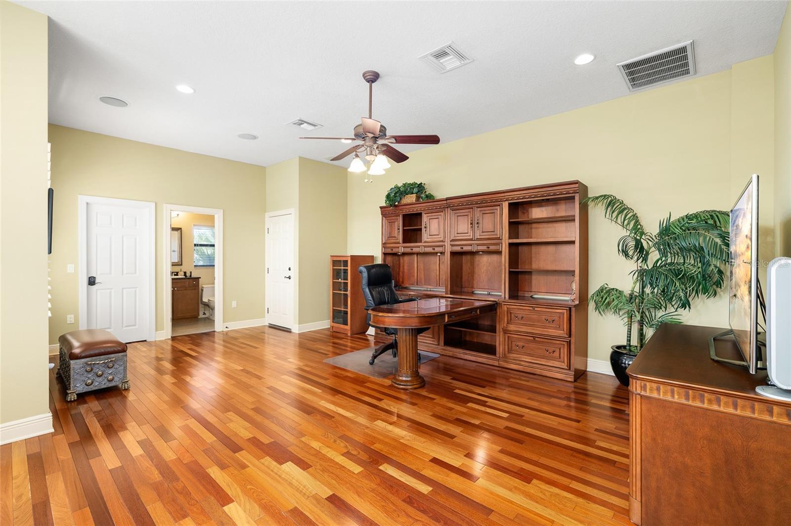 Listing photo id 22 for 4914 59th Avenue S