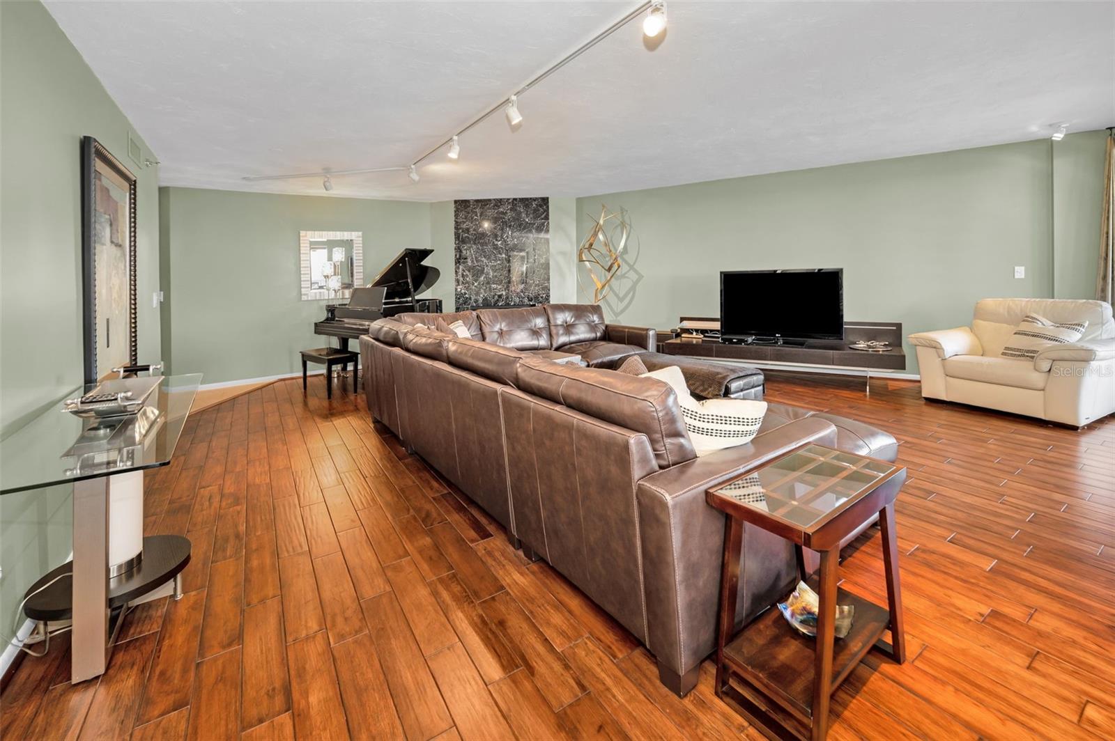 Listing photo id 14 for 1660 Gulf Boulevard 307