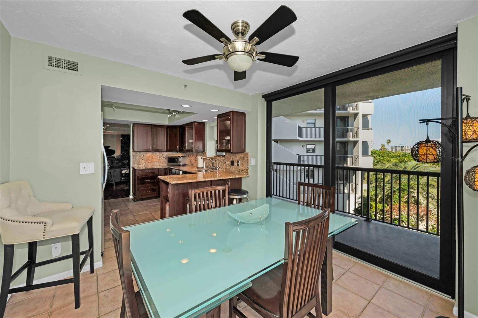 Listing photo id 31 for 1660 Gulf Boulevard 307