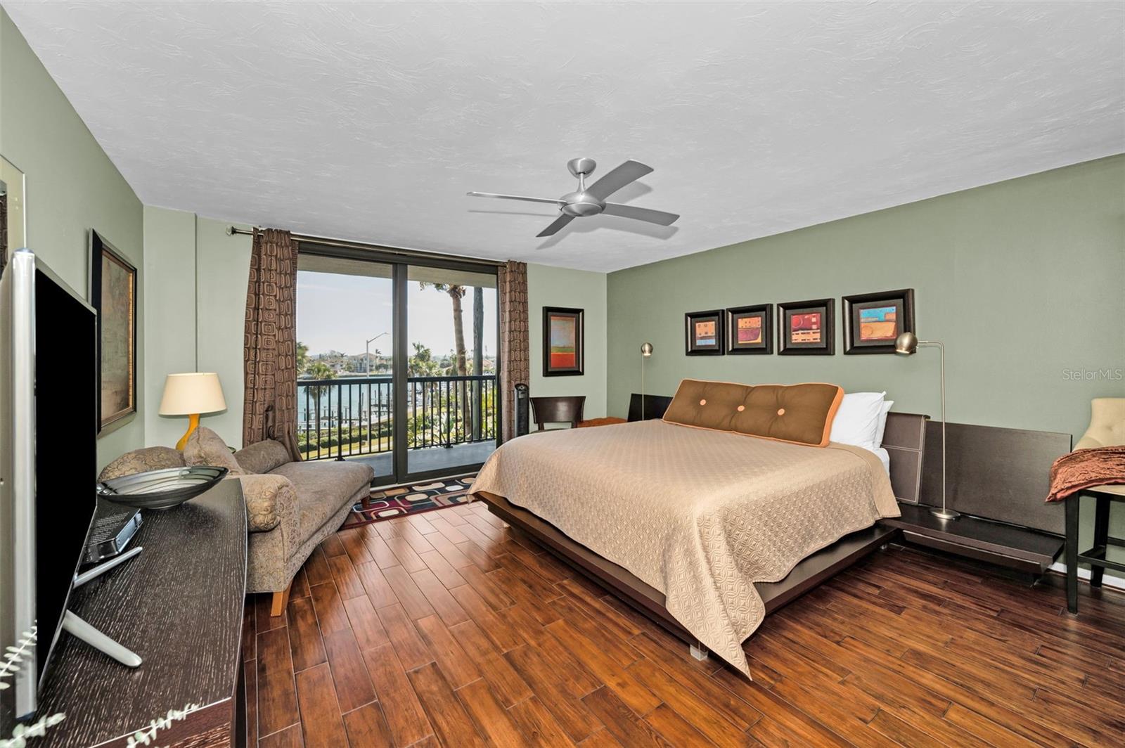 Listing photo id 32 for 1660 Gulf Boulevard 307