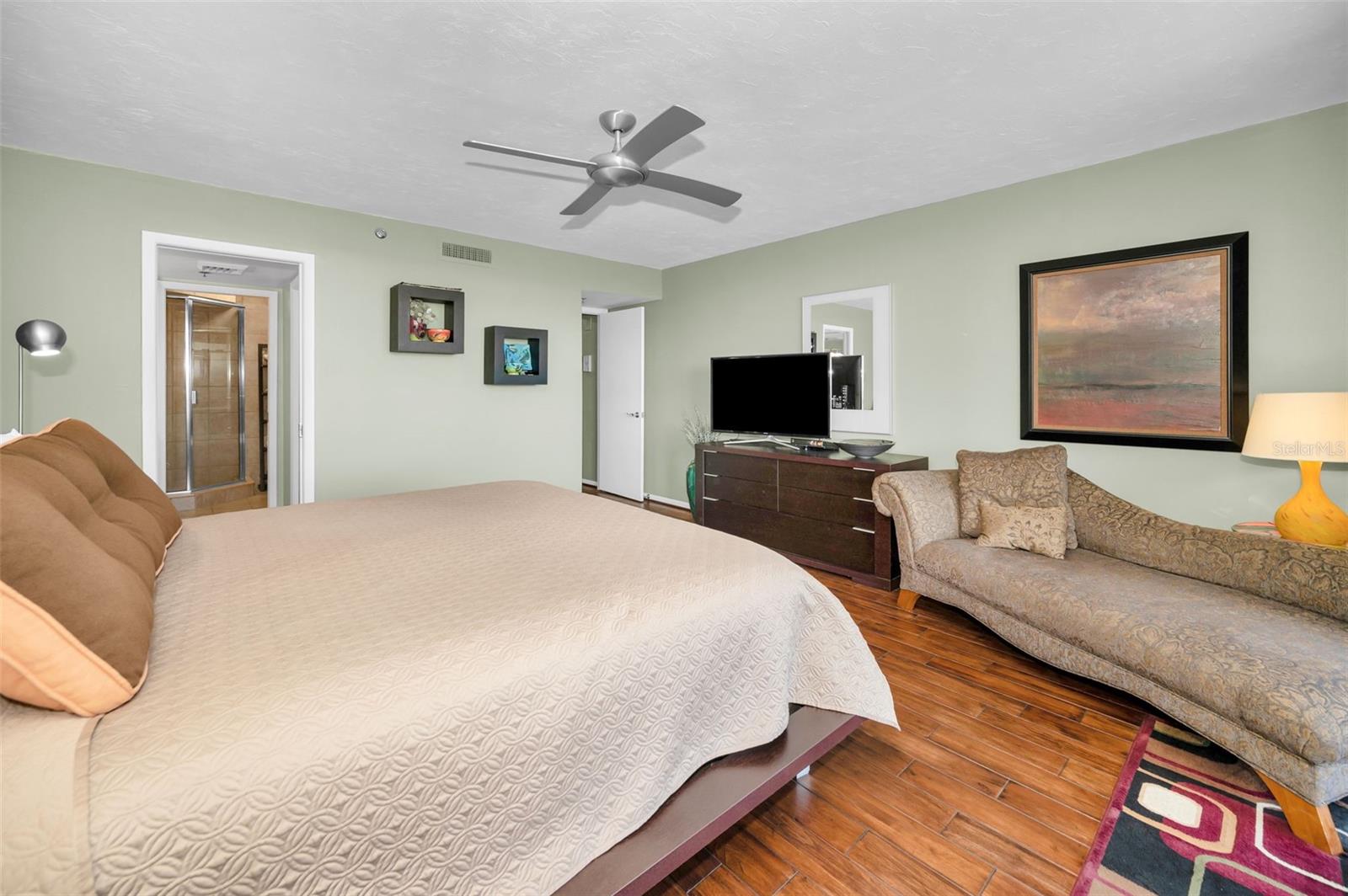 Listing photo id 35 for 1660 Gulf Boulevard 307