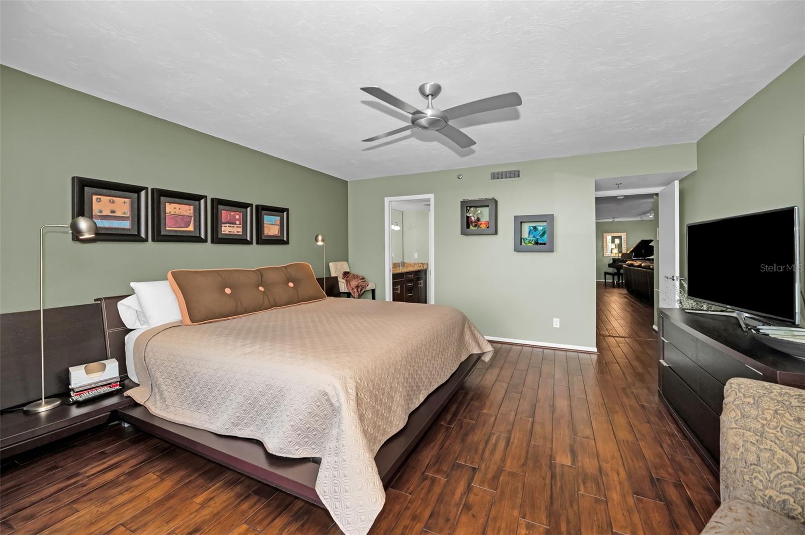 Listing photo id 36 for 1660 Gulf Boulevard 307