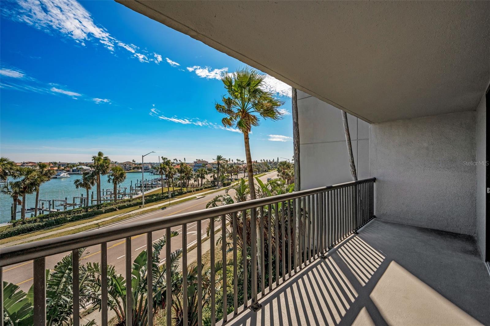 Listing photo id 41 for 1660 Gulf Boulevard 307