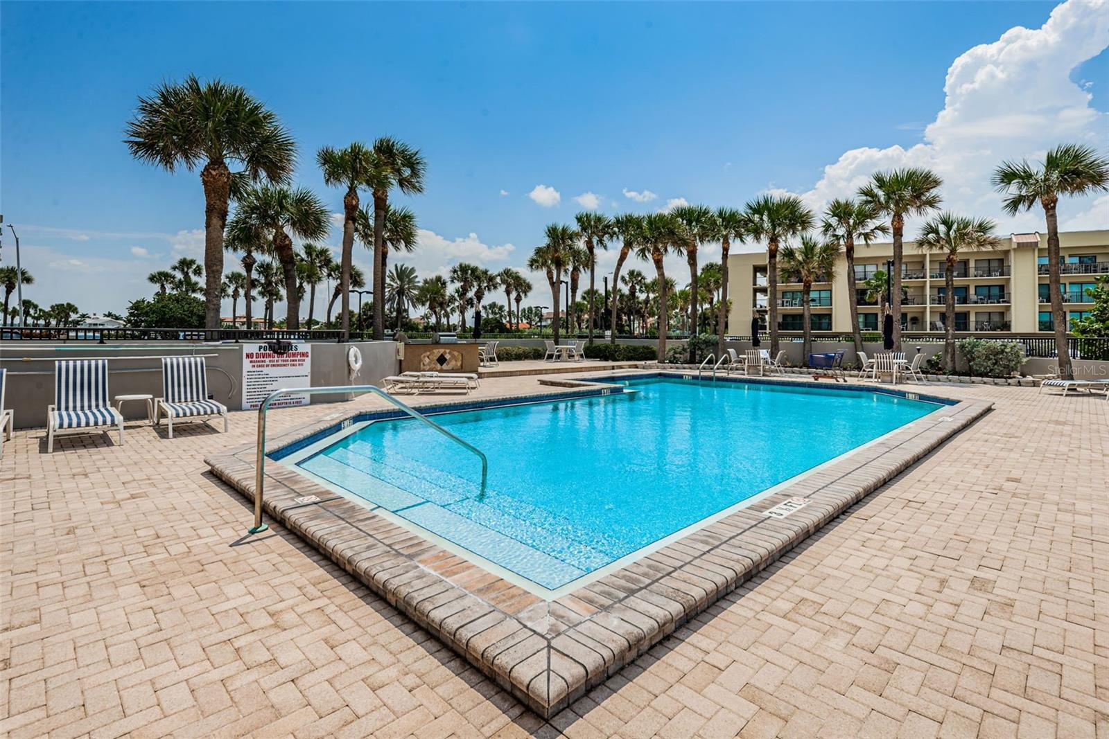 Listing photo id 61 for 1660 Gulf Boulevard 307
