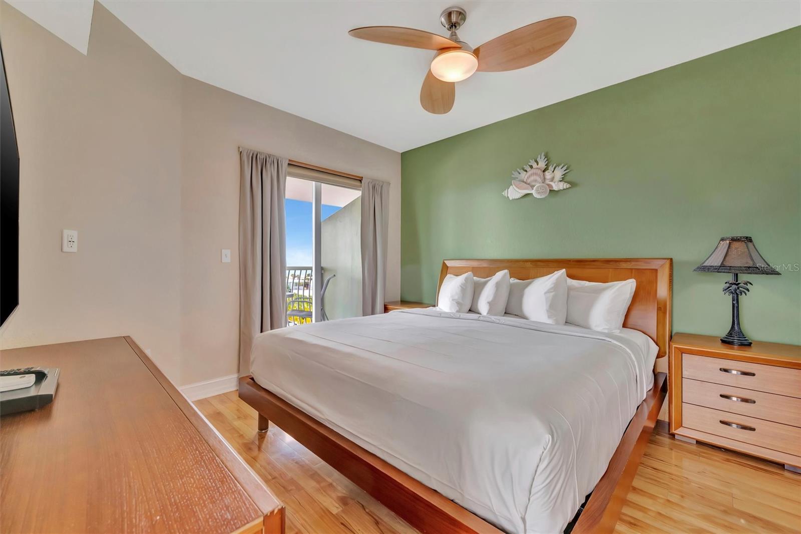 Image 35 of 71 For 11605 Gulf Boulevard 501