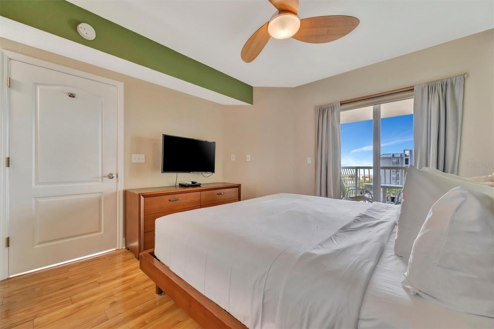 Image 37 of 71 For 11605 Gulf Boulevard 501