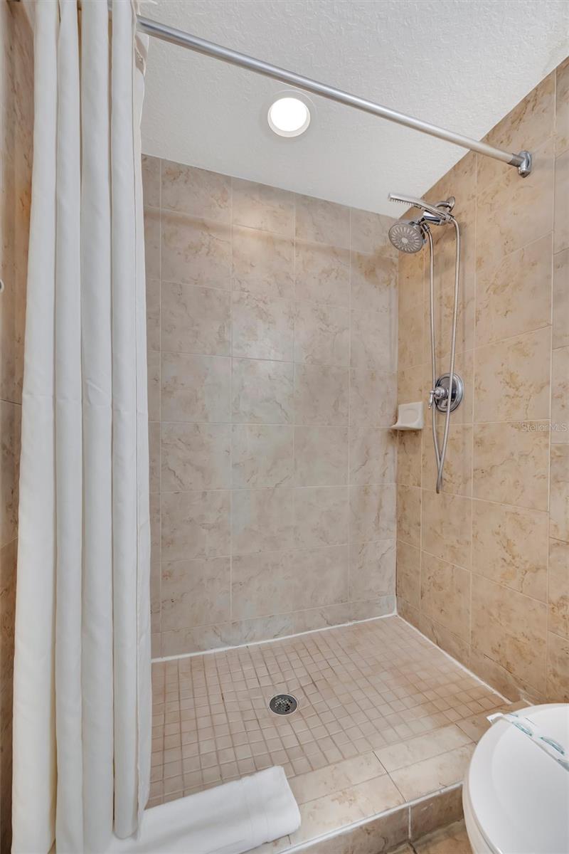 Image 42 of 71 For 11605 Gulf Boulevard 501