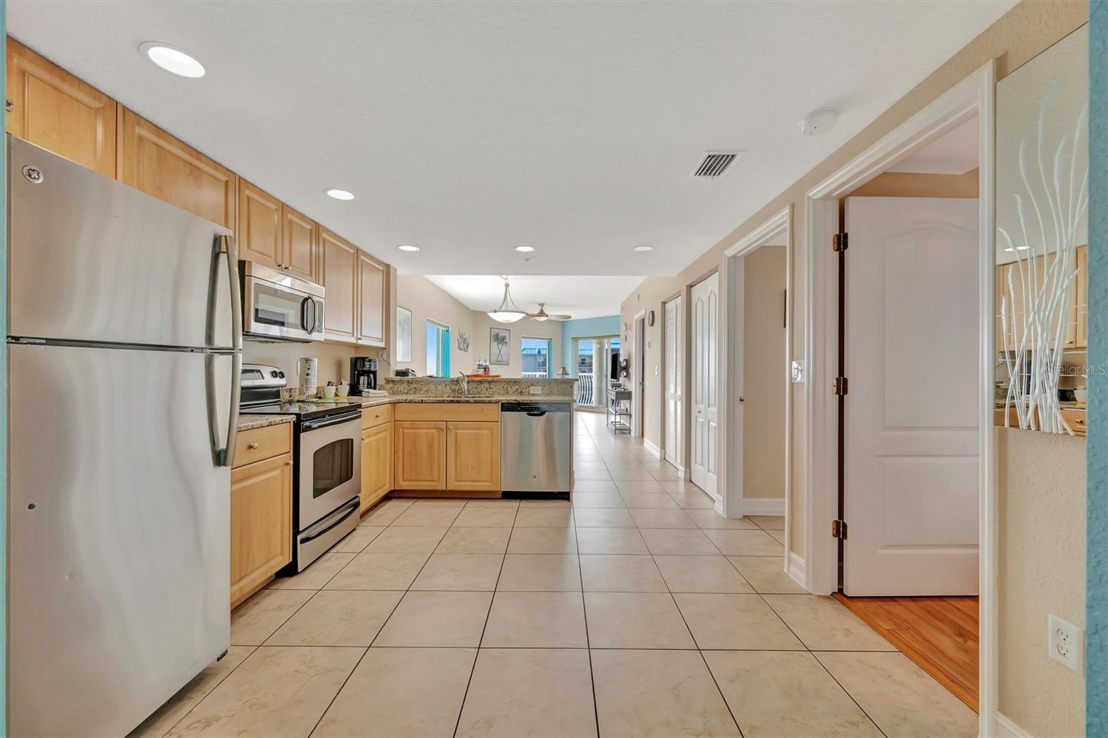 Image 6 of 71 For 11605 Gulf Boulevard 501