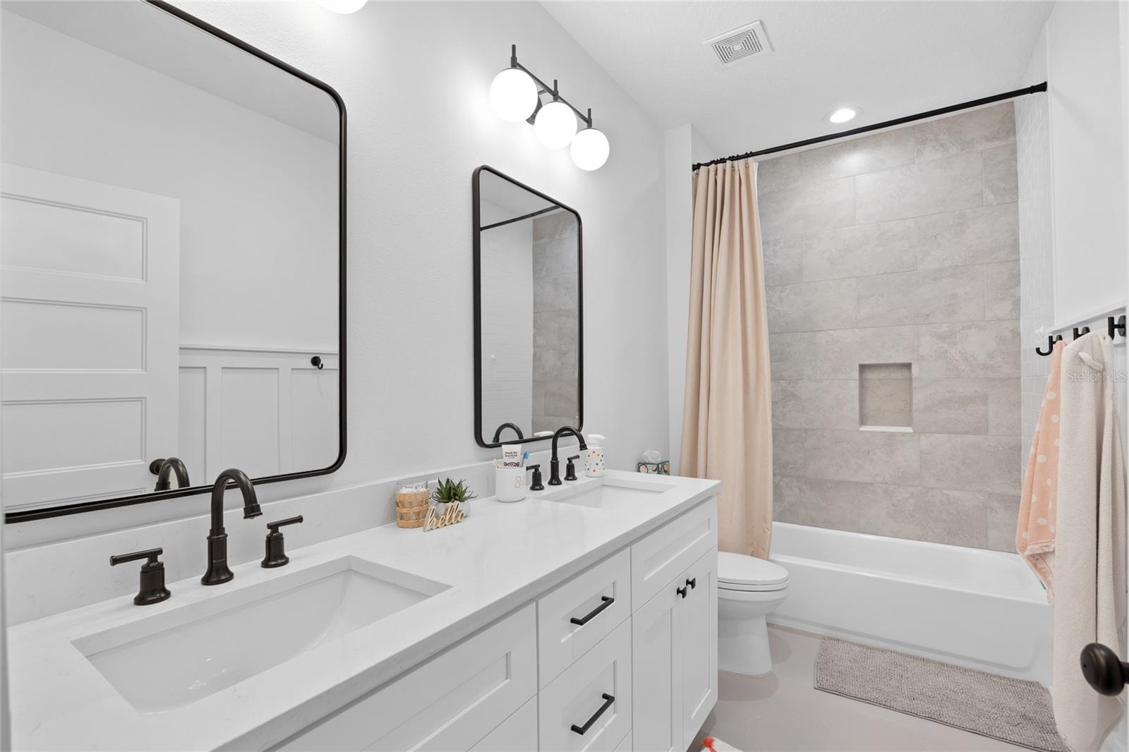 Image 26 of 36 For 911 Adalee Street