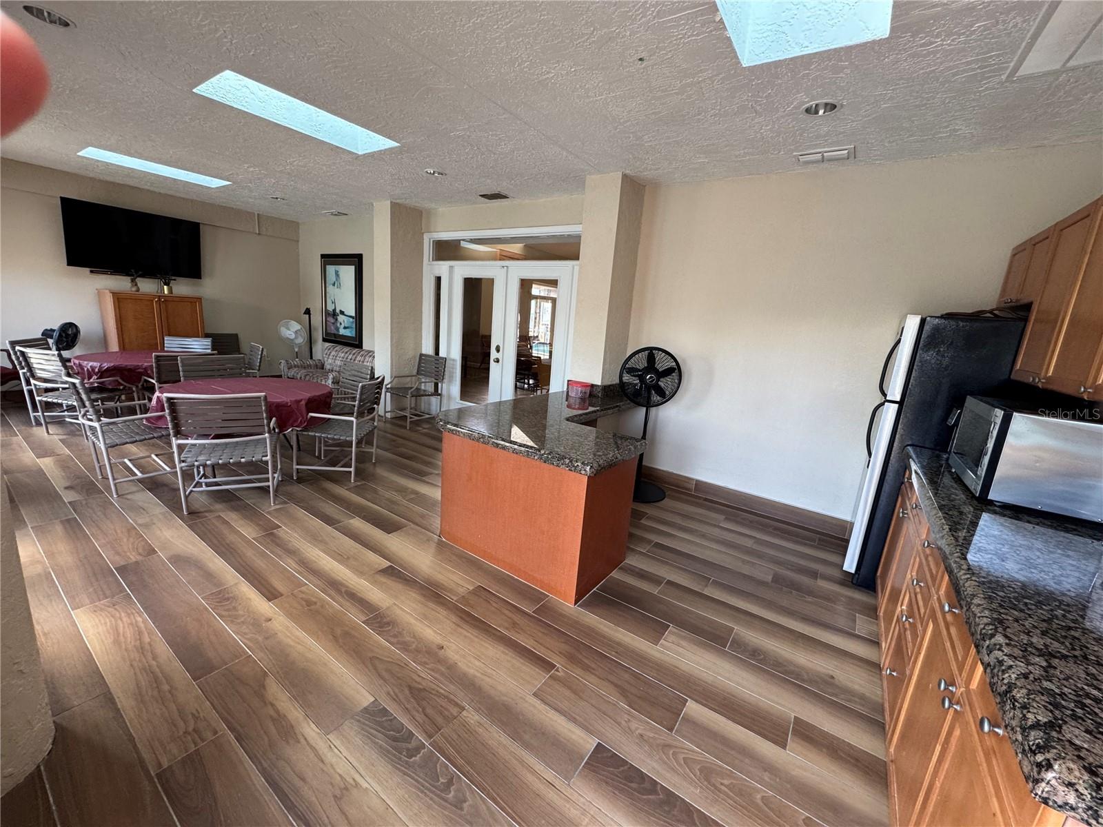 Image 23 of 24 For 2017 Skimmer Court W 413