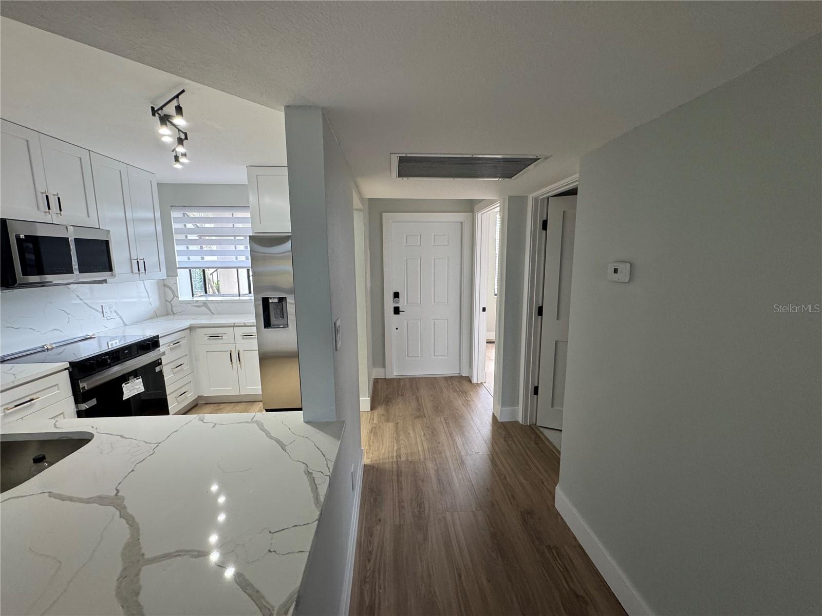 Image 4 of 24 For 2017 Skimmer Court W 413