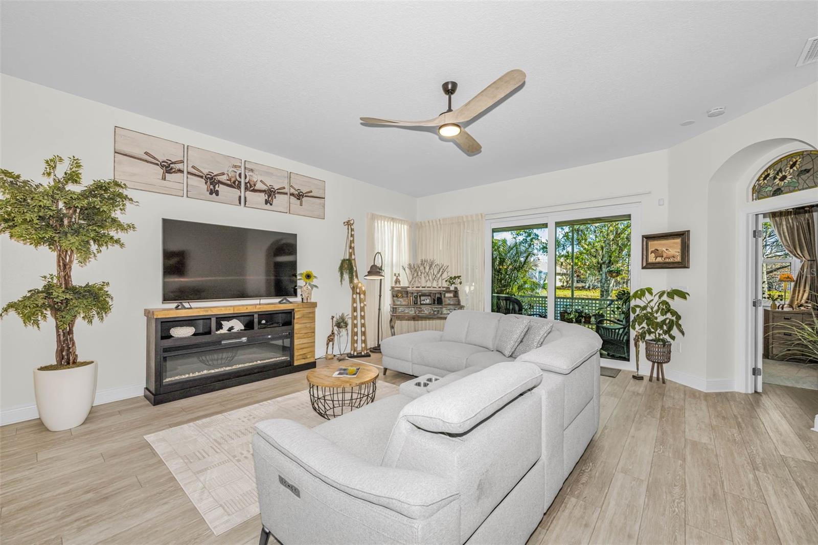 Image 12 of 87 For 1527 Woodstream Drive