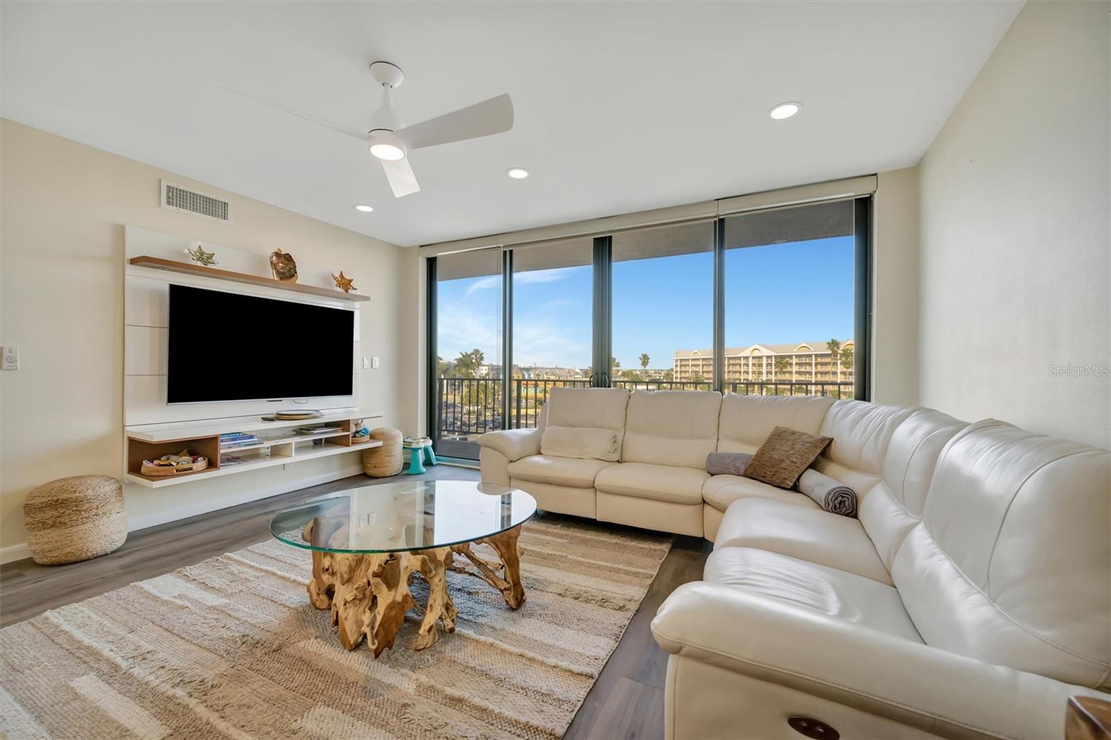 Image 21 of 66 For 5396 Gulf Boulevard 407